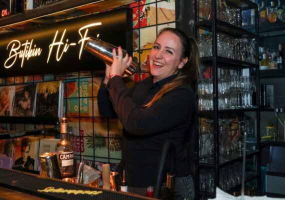 Encouraçado Butikin celebra o Dia das Mulheres com curso de coquetelaria e show especial em Porto Alegre