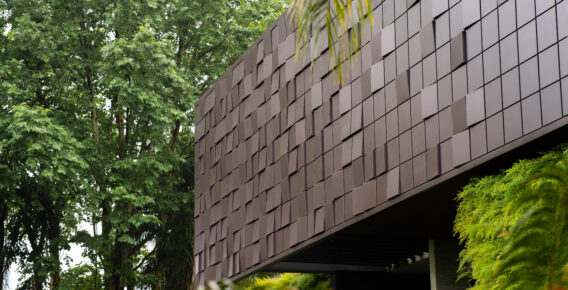 Benchmark By Kingspan mostra evolução das fachadas metálicas que unem tecnologia e liberdade criativa na Expo Revestir 2026