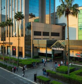 Praia de Belas Shopping doa camiseta oficial da Seleção Brasileira à ViaVida em ação solidária