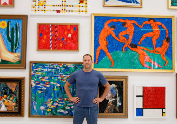 Exposição de Eduardo Srur entra em cartaz no MAC RS no 4º Distrito com reflexão sobre consumo e descarte