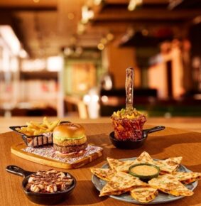 Outback atende pedidos dos consumidores e traz clássicos de volta em campanha com Dani Calabresa