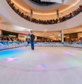 Pista de patinação no gelo retorna ao BarraShoppingSul para temporada de inverno em Porto Alegre