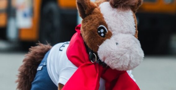 Expointer: Criamigos faz pré-lançamento de pelúcia que celebra a cultura gaúcha