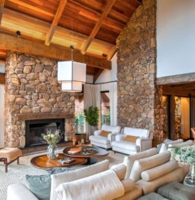Arquitetura que acolhe: escritório de Gramado transforma encontro entre casas e hotéis em assinatura de seus projetos